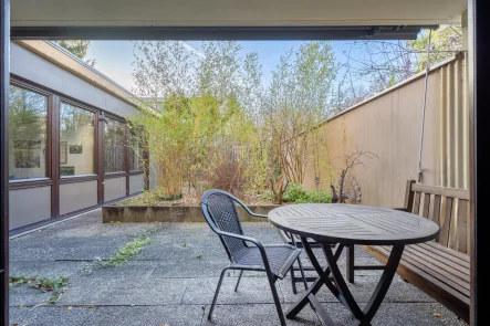 Blick vom Wohnzimmer - Wohnung kaufen in Nürnberg - EG mit Gartenanteil und TG in Nbg Langwasser 