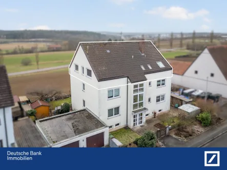 Straßenseite - Wohnung kaufen in Seukendorf - Gemütliche 4 Zi DG mit Gartenanteil in Seukendorf