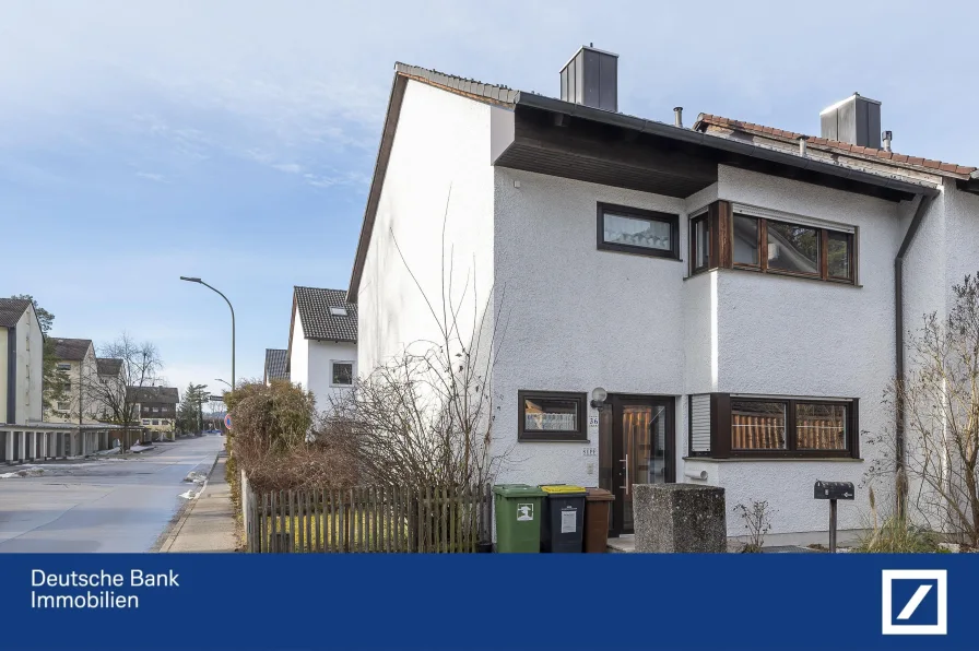 Straßenansicht - Haus kaufen in Wolfratshausen - Reiheneckhaus mit Garage in Wolfratshausen - Waldram