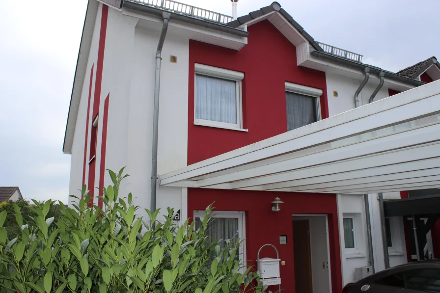 Vorderansicht mit Carport - Haus kaufen in Göttingen - Modernes Reihenendhaus in Nikolausberg, mit Wärmepumpe,  sofort verfügbar