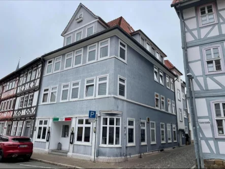 Diagonalansicht - Haus kaufen in Duderstadt - Mehrfamilienhaus mit Gewerbeanteil in der City von Duderstadt