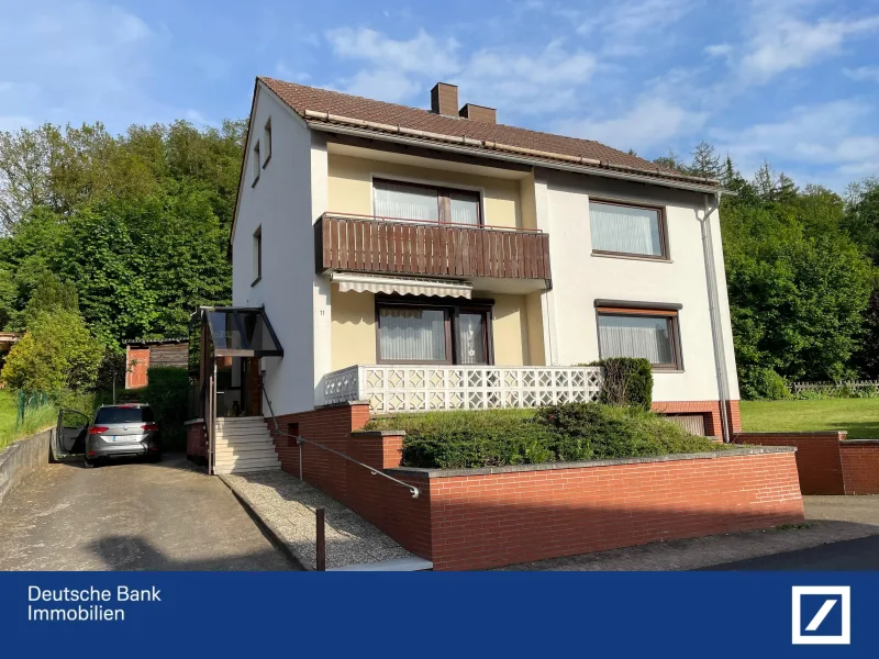 Frontalansicht mit Terrasse - Haus kaufen in Duderstadt - Großzügiges Wohnhaus mit Garage und großem Garten (Ortsteil von Duderstadt)