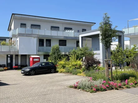 Ostansicht mit Aufzugsturm - Wohnung kaufen in Rosdorf - Charmante 3-4-Zimmer-ETW in kleiner Wohnanlage - Erdwärmeheizung - Dachterrasse; Carport