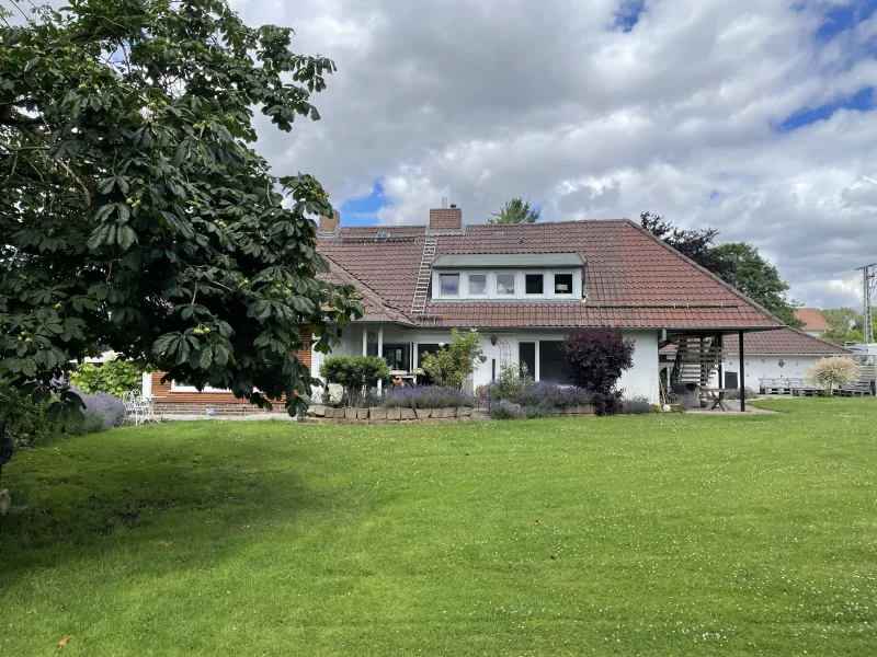 Südwestansicht mit Parkanlage - Haus kaufen in Dransfeld - Einmaliges Anwesen auf ca. 3.933 m² , nur 12 Minuten von Göttingen entfernt