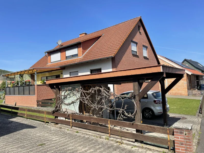 Diagonalansicht mit Carport