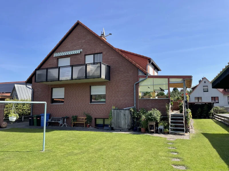 Südansicht mit Balkon etc. - Haus kaufen in Waake - 2-Familienhaus vermietet