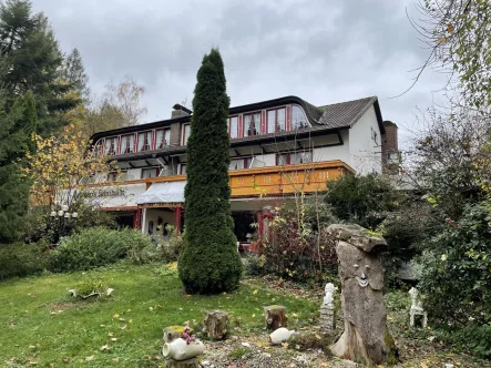 Hotelansicht im Winter - Gastgewerbe/Hotel kaufen in Bad Sachsa - Wellness-Romantik-Hotel im Harz + Privatvilla für Betreiber auf ca. 7.500 m² inkl. Baulandflächen