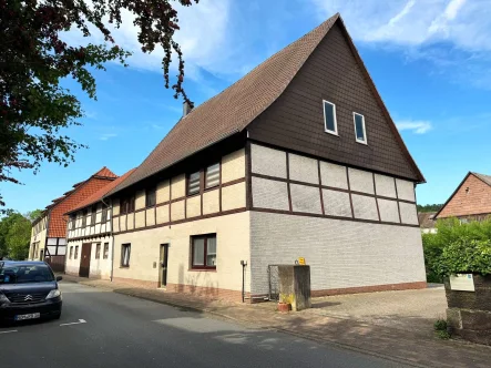 Hausansicht - Haus kaufen in Dassel - Zweifamilienhaus mit großem Grundstück direkt im Zentrum 