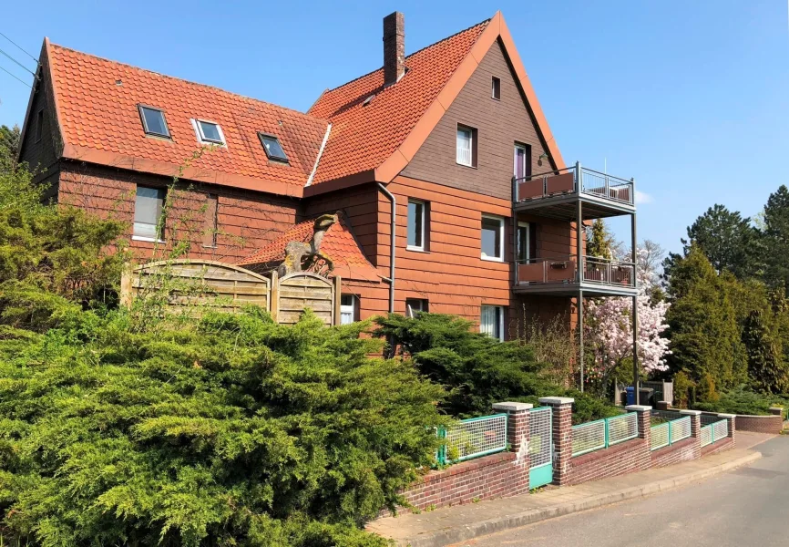 Ansicht Balkone - Zinshaus/Renditeobjekt kaufen in Bad Salzdetfurth - Mehrfamilienhaus mit großem Garten und Garagen in ruhiger Lage - für Naturliebhaber