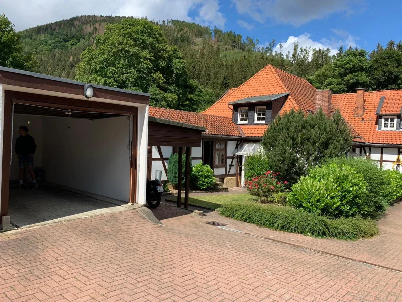 Ansicht mit Garage