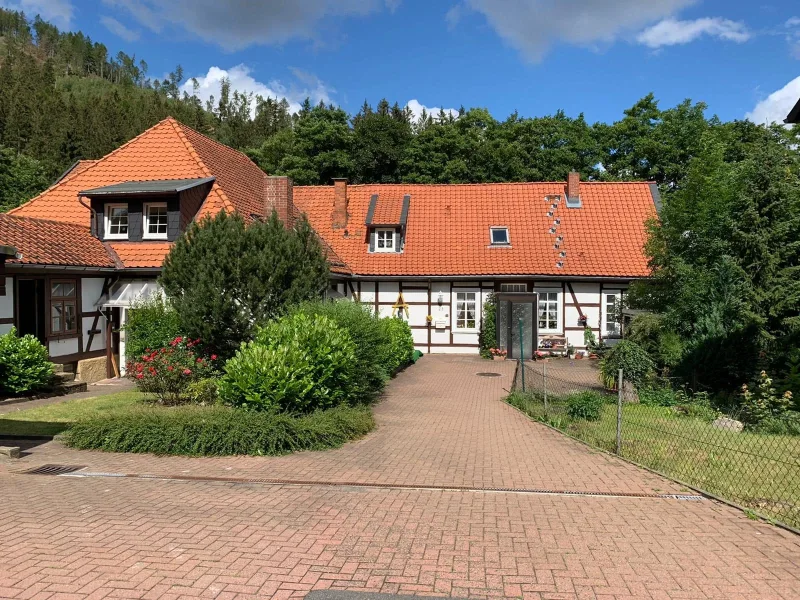 Ansicht Doppelhaushälfte - Haus kaufen in Goslar - Romantische und sanierte DHH mit Gästewohnung- mit Garten, Garage und Carport