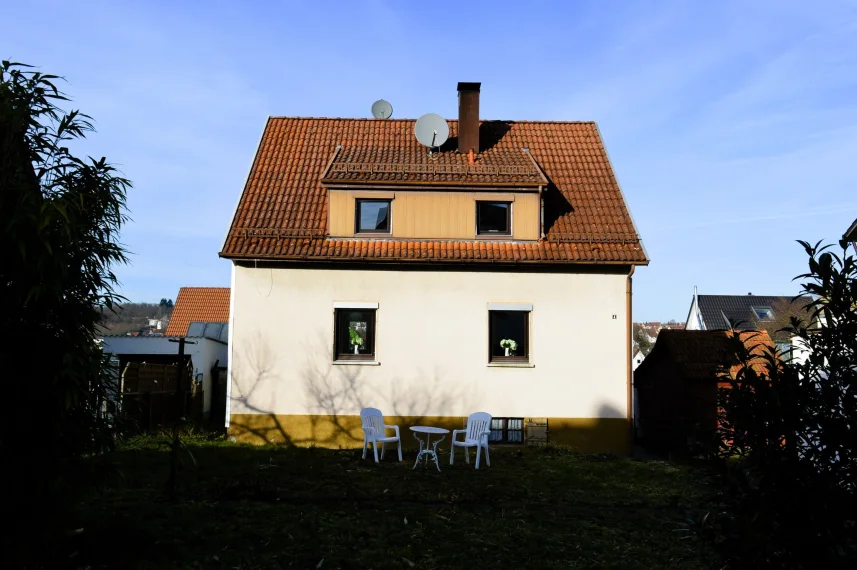 2 Familienhaus In Ruhiger Randlage Mit Großem Garten Und Garage ...