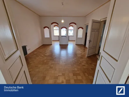 Wohn Essbereich (2) - Wohnung mieten in Schwäbisch Gmünd - Wunderschöne Altbauwohnung mit Echtholzparkett + Stuckdecken zentral in Gmünd - 105qm & 2 Zimmer