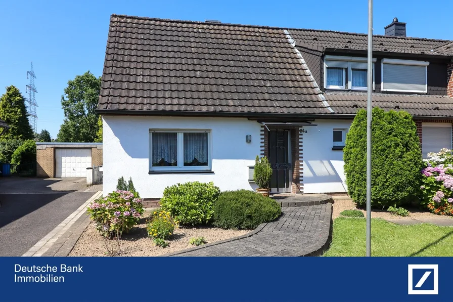 Hausansicht - Haus kaufen in Neuss - Massiv gebautes Einfamilienhaus mit Potential in begehrter Lage von Neuss-Reuschenberg