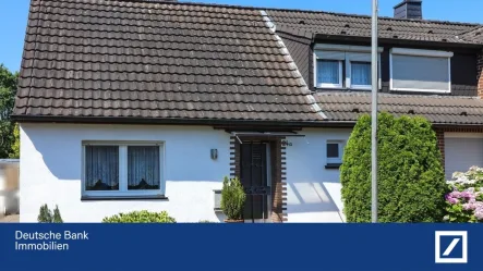 Hausansicht - Haus kaufen in Neuss - Massiv gebautes Einfamilienhaus mit Potential in begehrter Lage von Neuss-Reuschenberg