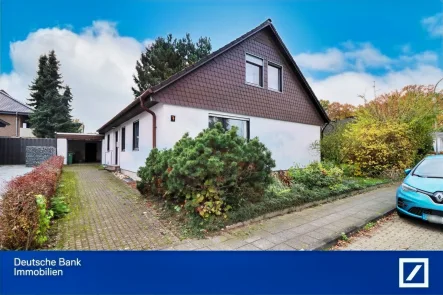 Straßenansicht - Haus kaufen in Dormagen - Zukunft gestalten: freistehendes Haus zum Modernisieren in schöner Lage