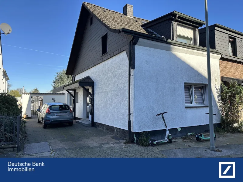 Hausansicht - Haus kaufen in Oberhausen - Doppelhaushälfte inklusive vermietetem Bungalow zur Kapitalanlage und Eigennutzung in Oberhausen