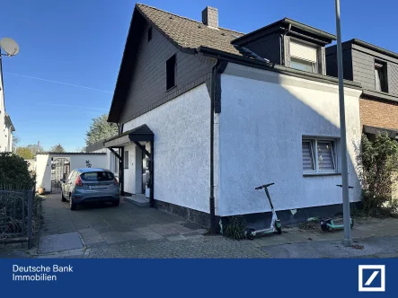 Hausansicht - Haus kaufen in Oberhausen - Doppelhaushälfte inklusive vermietetem Bungalow zur Kapitalanlage und Eigennutzung in Oberhausen