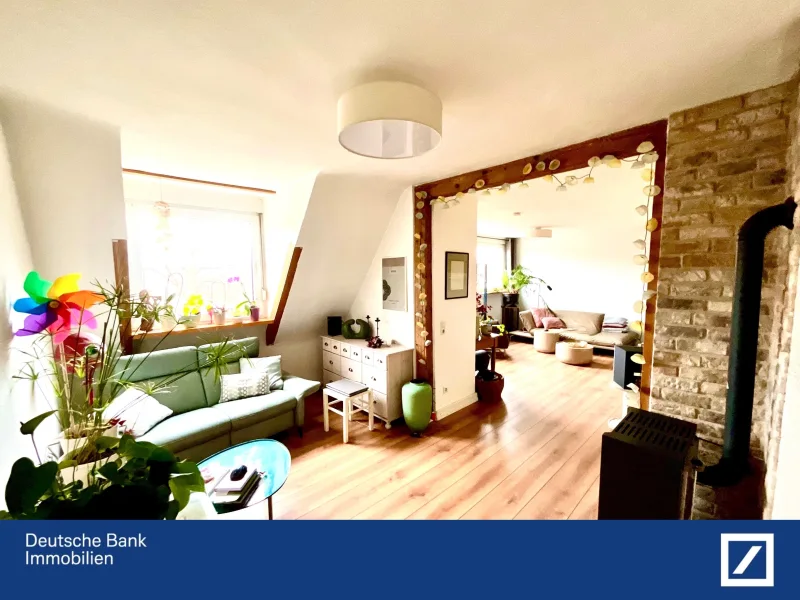 Wohnzimmer - Wohnung kaufen in Karlsruhe - Individuelle Dachgeschosswohnung in Bahnhofsnähe mit eigenem Garten