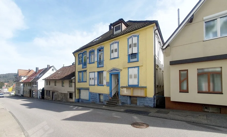 Vorderansicht 1 - Haus kaufen in Bad Herrenalb - Eine preiswerte und rare Investitionsmöglichkeit im Herzen Bad Herrenalbs