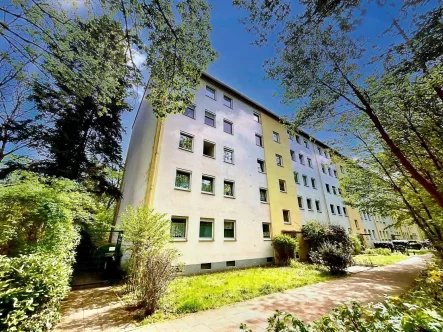 Hausansicht - Wohnung kaufen in Karlsruhe - Grosszügige 5-Zimmer Wohnung in ruhiger Lage in Waldstadt mit einem großen Balkon 