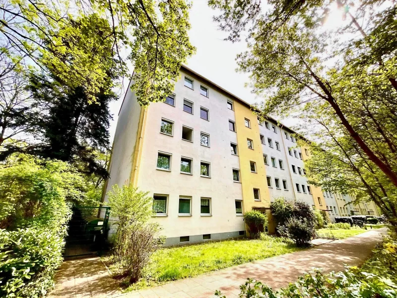 Hausansicht - Wohnung kaufen in Karlsruhe - Grosszügige 5-Zimmer Wohnung in ruhiger Lage in Waldstadt mit einem großen Balkon 