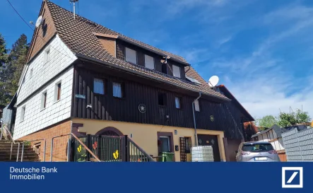 Hausansicht von Osten - Haus kaufen in Straubenhardt - ***  Gut und günstig ... viel Platz für die Familie ***