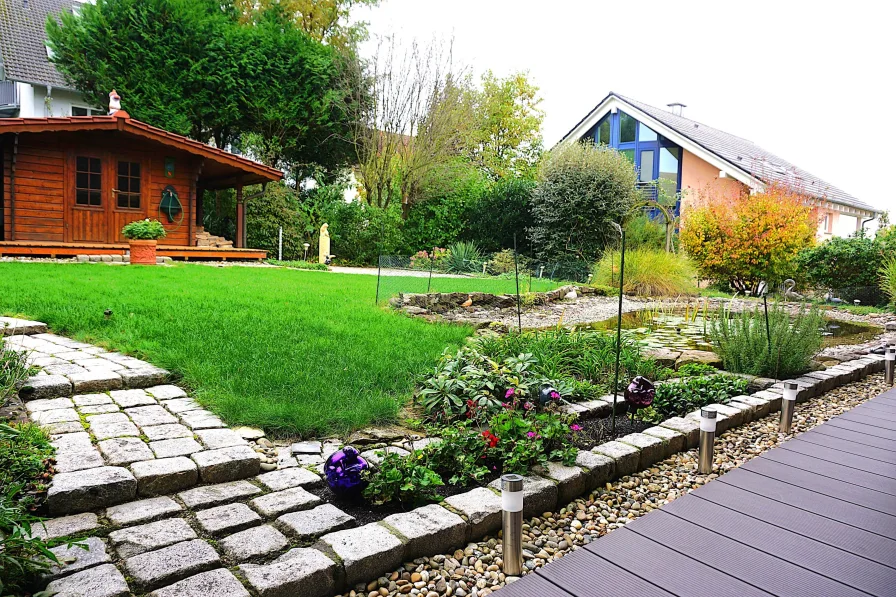 Garten mit Gartenhaus