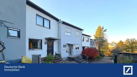 Außen--Eingang - Haus kaufen in Waldbronn - Ihr Traumhaus in Waldbronn – Lichtdurchflutetes Reihenmittelhaus mit Panoramablick und Garten