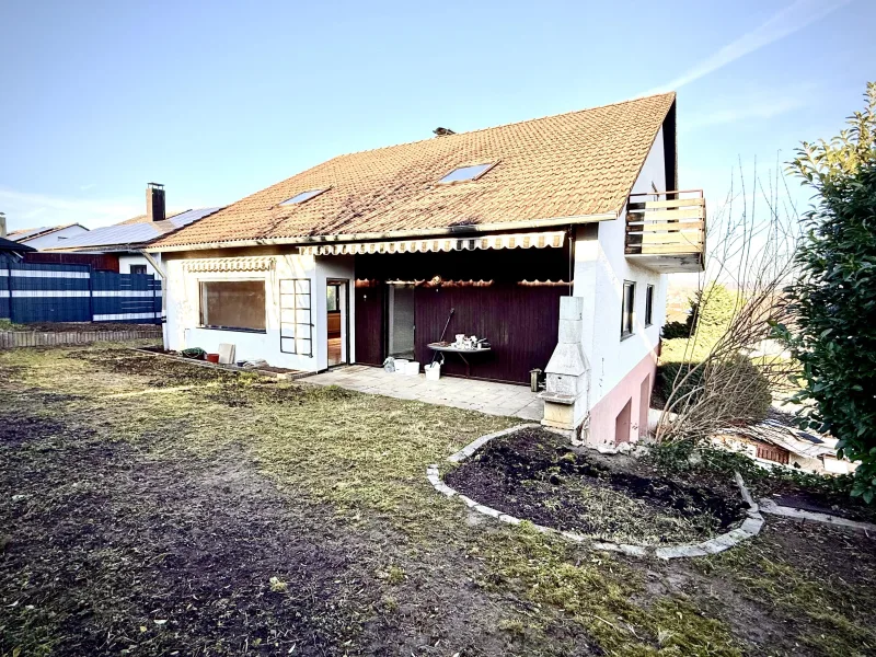 Hausansicht - Haus kaufen in Walzbachtal - Großzügiges Zweifamilienhaus in Wössingen