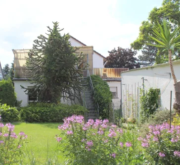 Rückansicht des Hauses - Haus kaufen in Darmstadt - 3 Wohnungen plus Gewerbeeinheit plus Garten plus Bauplatz!