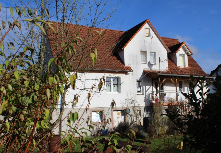 Seitenansicht mit Garten - Haus kaufen in Wald-Michelbach - Gemütliches Haus mit großem Garten!