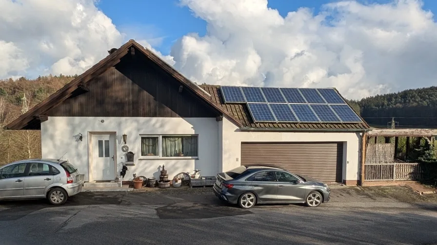 Straßenansicht - Haus kaufen in Mossautal - Leben wie im Urlaub, mit eigenem Schwimmbad. 