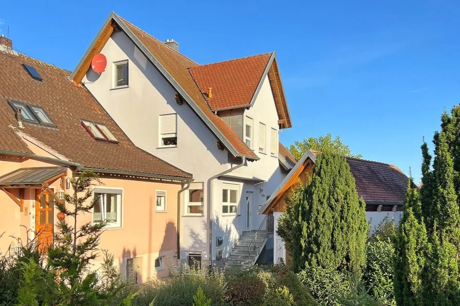 Straßenansicht - Wohnung kaufen in Rattelsdorf - Attraktive und familienfreundliche 4-Zimmer-Wohnung in ruhiger Lage mit eigenem Garten und Garage