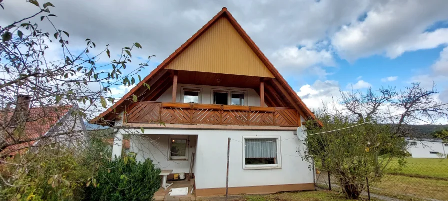 Straßenansicht - Haus kaufen in Burkardroth - Ein Haus mitten in der Natur! Ideal für Ruhesuchende oder Selbstversorger.