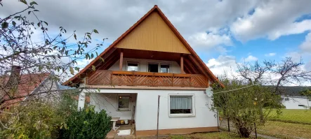 Straßenansicht - Haus kaufen in Burkardroth - Ein Haus mitten in der Natur! Ideal für Ruhesuchende oder Selbstversorger.