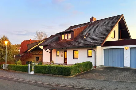 Nordwestansicht Dämmerung - Haus kaufen in Coburg - Gepflegte, attraktive und familienfreundliche Landhausidylle in ruhiger Stadtrandlage