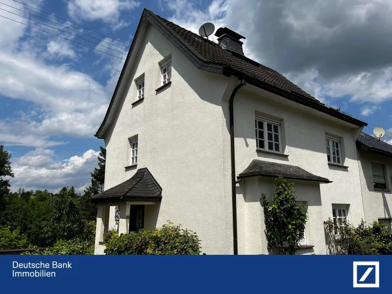 Front - Haus kaufen in Eitorf - Endlich ein Haus mit großem Garten mitten in Eitorf, ob Familie oder Huhn, hier ist jeder willkommen