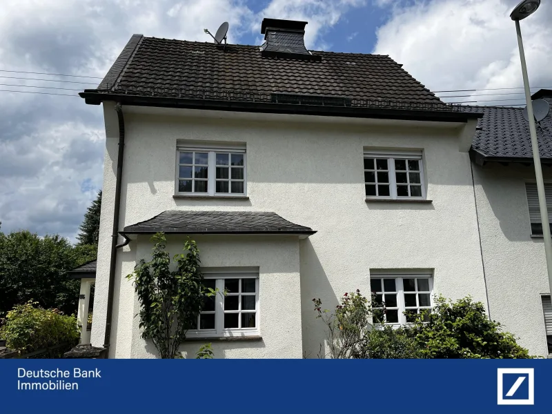 Front - Haus kaufen in Eitorf - Eine Gartenoase mit einem charmanten Einfamilienhaus im Ortskern von Eitorf.Herzlich Willkommen!