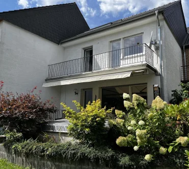 Gartenansicht - Haus kaufen in Sankt Augustin - Versetztes Reihenhaus, gepflegt und modernisiert in ruhiger Lage von St. Augustin Niederpleis