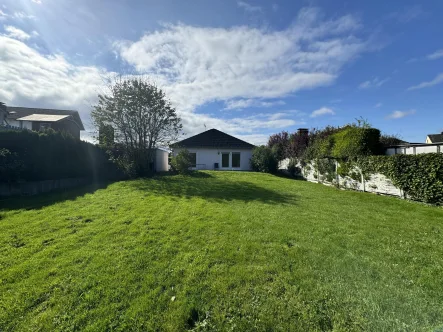 Hausansicht mit Grundstück - Haus kaufen in Hennef - "Hier sind Sie zu Hause" Wunderschöner Garten lädt zu herrlichen Sommerstunden ein. 