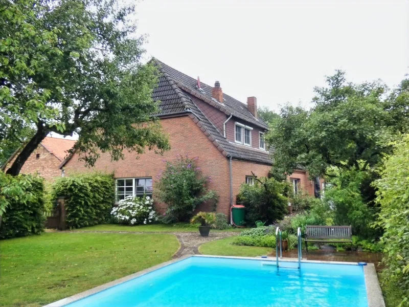 Gartenansicht mit Pool