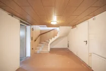 Kellerraum mit Treppe