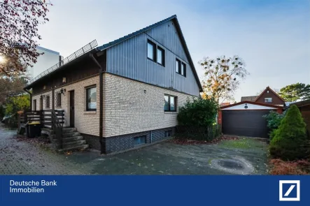 Hausansicht seitlich u. Garage - Haus kaufen in Berlin - Familiengerechte Doppelhaushälfte unmittelbar am Spektefeld.