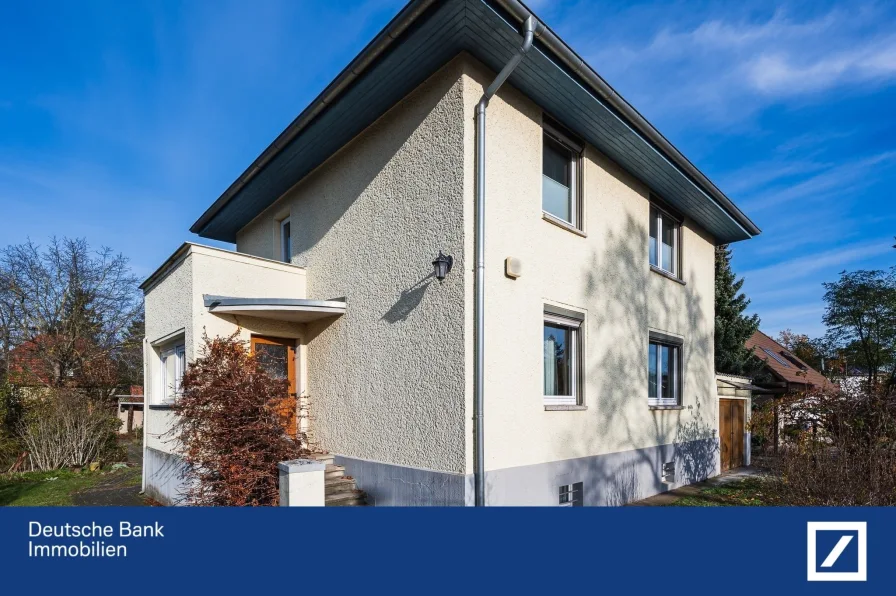 Ansicht schräg - Haus kaufen in Falkensee - Altbau mit Potential auf rd. 900 m² großem Grundstück