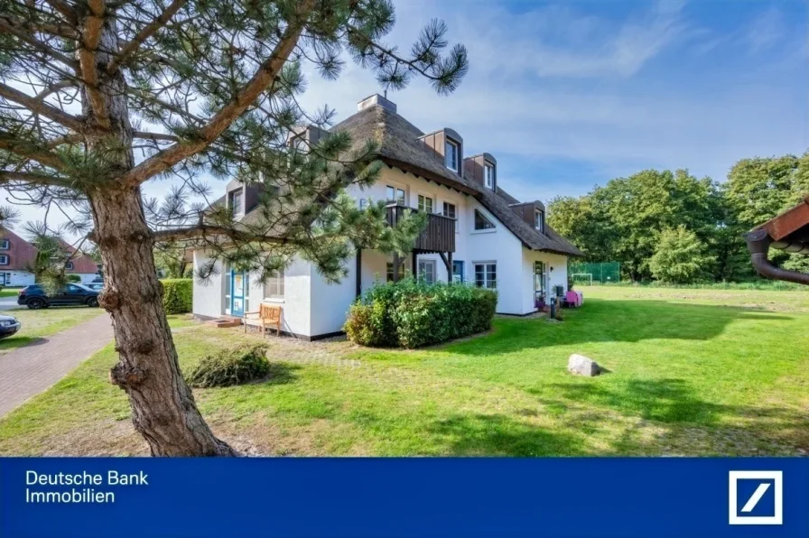 Hausansicht mit Baum - Wohnung kaufen in Ostseebad Prerow - Vermietung oder Selbstnutzung. Maisonettwohnung auf dem Darß.