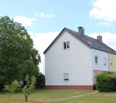 Seitenansicht - Haus kaufen in Wiesbaden - Solide Doppelhaushälfte mit großem Garten!