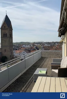 Dachterrasse - Wohnung kaufen in Flörsheim - Kernsaniertes Penthouse in Weilbach mit großartigem Ausblick - Rhein-Main Gebiet at its best!