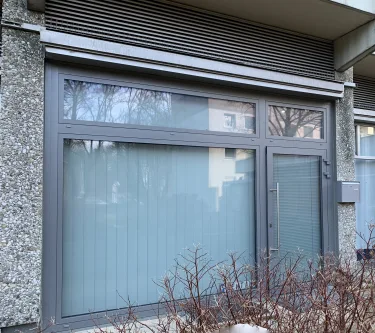 Eingang und Fensterfront - Halle/Lager/Produktion mieten in München - Neu & sofort verfügbar! Kleines Büro/Praxis in München-Ramersdorf