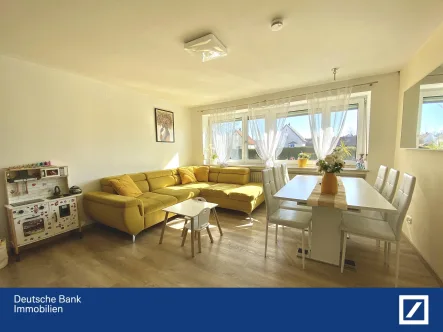 Wohnzimmer - Wohnung kaufen in Buchloe - Barrierefreie 3-Zimmerwohnung mit Südbalkon – ideal für Kapitalanleger!